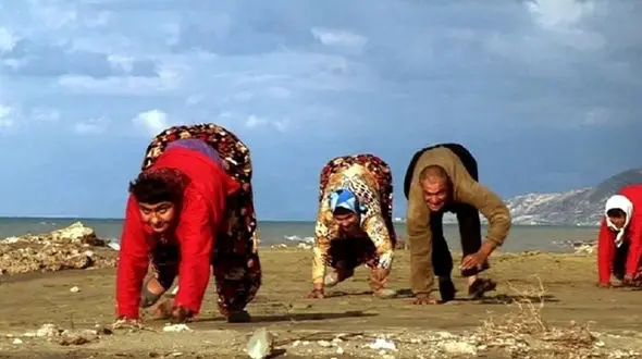 این خانواده‌ عجیب  چهار دست و پا راه می‌روند ! /حسین و خواهرانش همه را شوکه کردند !