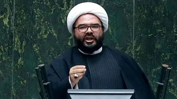 تحصن‌کنندگان قانون حجاب در مقابل مجلس از برخی افراد پول دریافت می‌کنند 