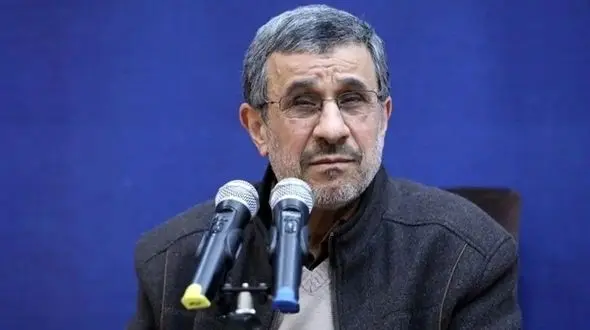 محمود احمدی‌نژاد در مراسم ختم خواهر مشایی