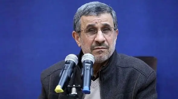 محمود احمدی‌نژاد در مراسم ختم خواهر مشایی