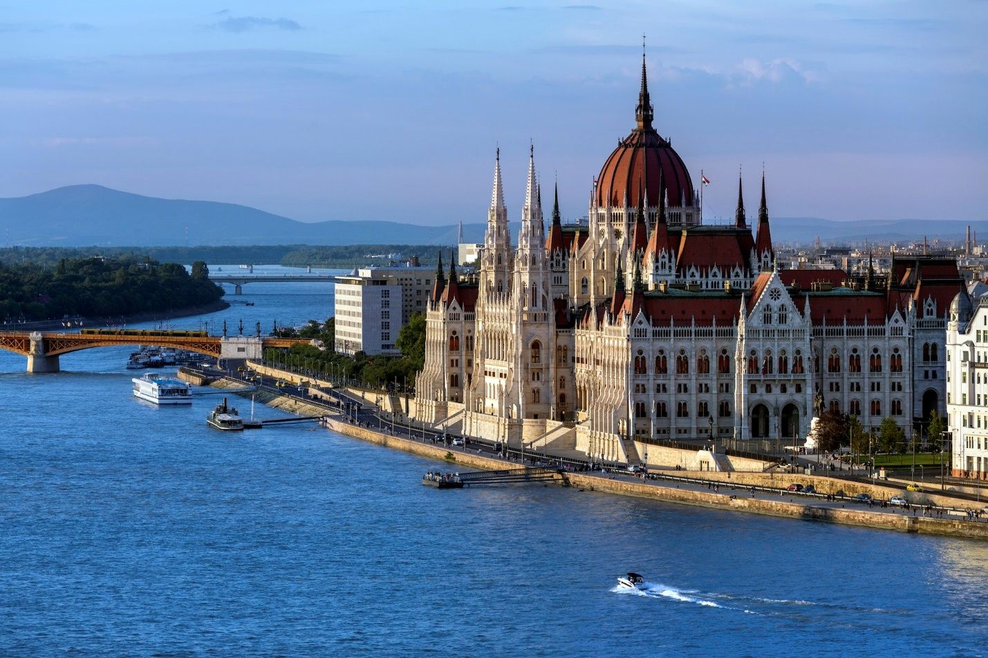 H:\poone\work\hungarian-parliament-building-budapest-hungary.jpg