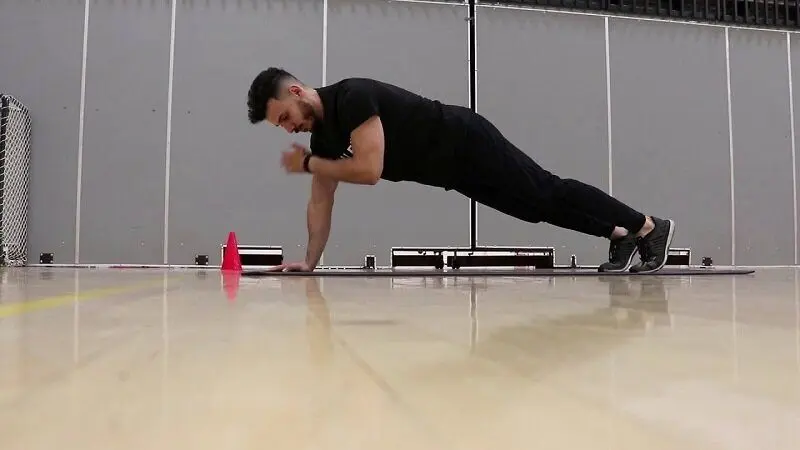 پلانک روی زمین با ضربه زدن به شانه_ها