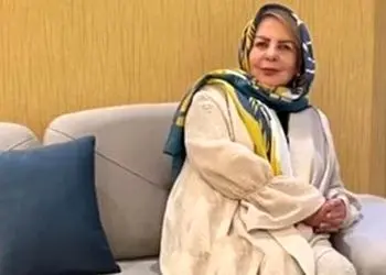 فیلم / نگاهی به چیدمان شاهانه خانه پوراندخت مهیمن، بازیگر سریال ساهره / سلیقه خاص خانم بازیگر از لوسترهای کلاسیک و مبلمان مجلل تا  رنگ آجری و طوسی دیوار و اثاثیه و تابلو فرش دختری در باد