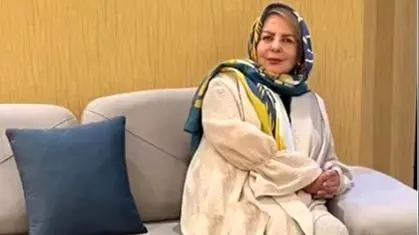 نگاهی به چیدمان شاهانه خانه پوراندخت مهیمن، بازیگر سریال ساهره / سلیقه خاص خانم بازیگر از لوسترهای کلاسیک و مبلمان مجلل تا رنگ آجری و طوسی دیوار و اثاثیه و تابلو فرش دختری در باد