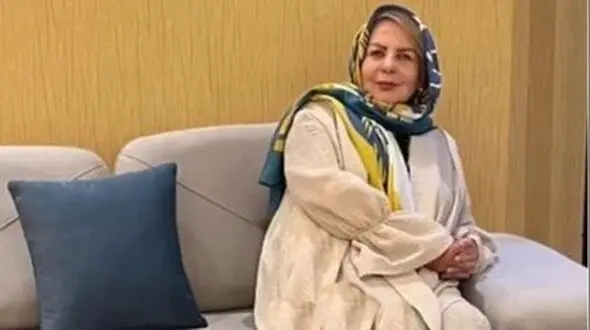 فیلم / نگاهی به چیدمان شاهانه خانه پوراندخت مهیمن، بازیگر سریال ساهره / سلیقه خاص خانم بازیگر از لوسترهای کلاسیک و مبلمان مجلل تا  رنگ آجری و طوسی دیوار و اثاثیه و تابلو فرش دختری در باد