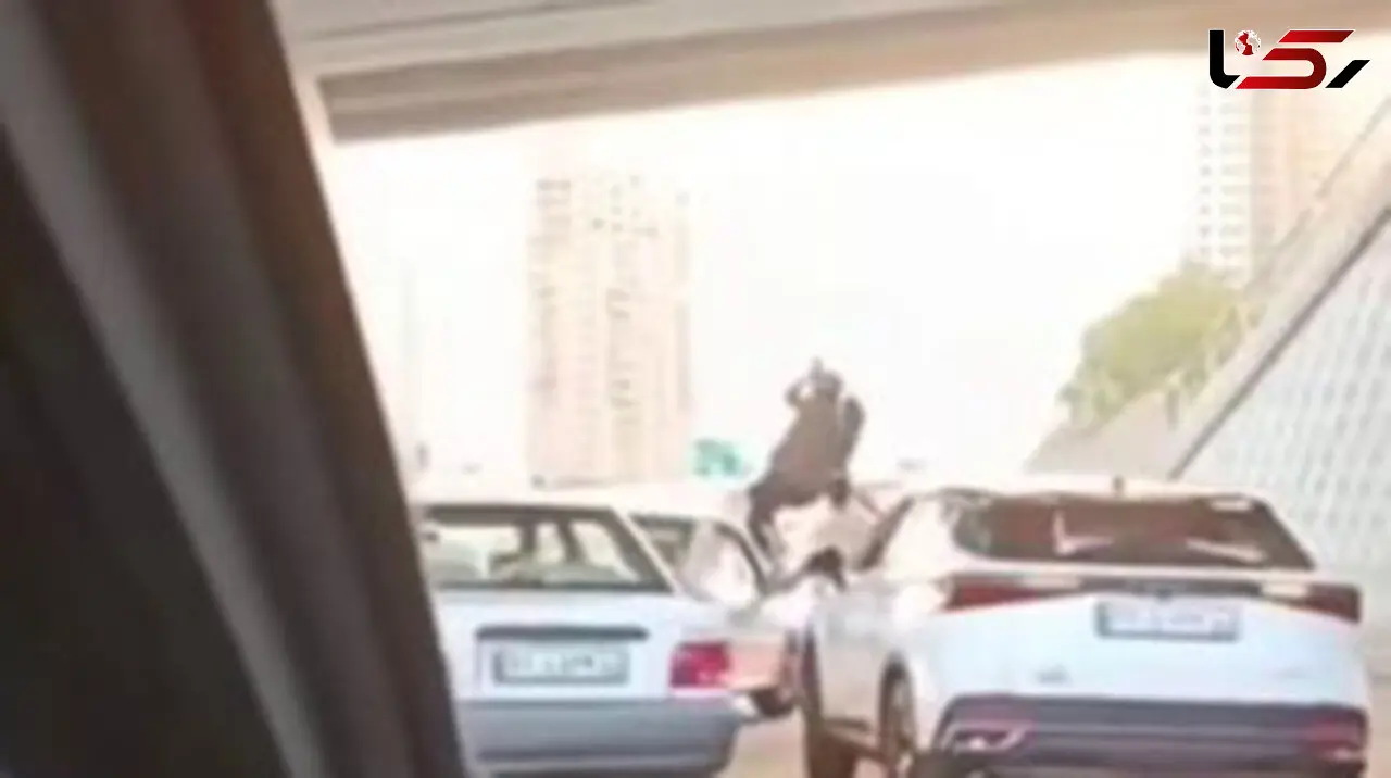 سقوط یک چتر باز وسط اتوبان خرازی / اگر به پل گیر نمیکرد  ماشین ها از رویش رد میشدند