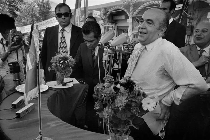 هویدا در کنار منوچهر آزمون در کمپین انتخاباتی حزب ایران نوین در یزد