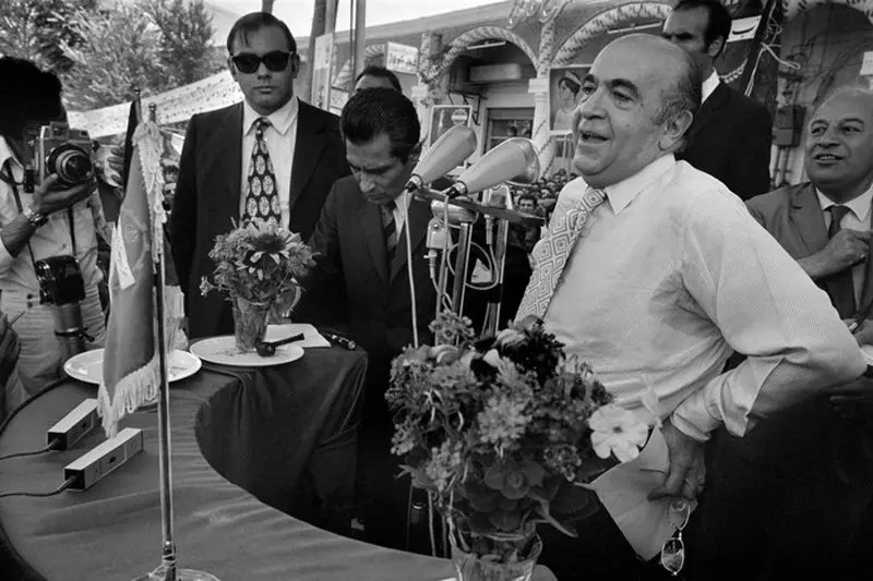 هویدا در کنار منوچهر آزمون در کمپین انتخاباتی حزب ایران نوین در یزد