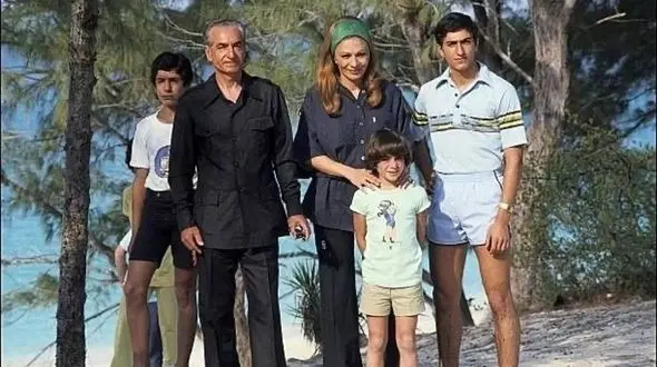 عکس / سفر در زمان / شنا و خوش گذرانی فرح پهلوی با دختر و پسرانش در استخر کاخ نیاوران 