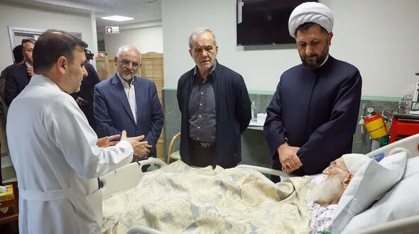 عیادت پزشکیان از حضرت آیت الله العظمی نوری همدانی