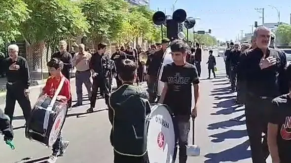 برپایی دسته عزاداری به مناسبت شهادت امام رضا (ع) در بردسکن / فیلم