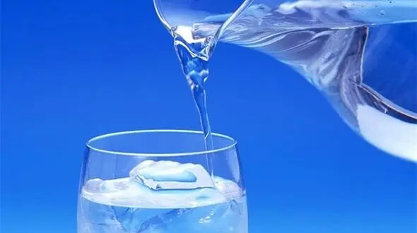 مضرات و فواید آب گازدار را بشناسید!