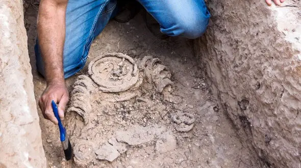 کشف جسدی  در غل و زنجیر + عکس تکان‌دهنده