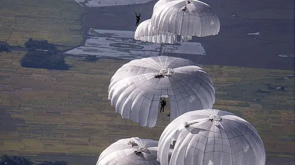 از عصبانی شدن راننده در هوای برفی تا فرود ناموفق با چتر نجات