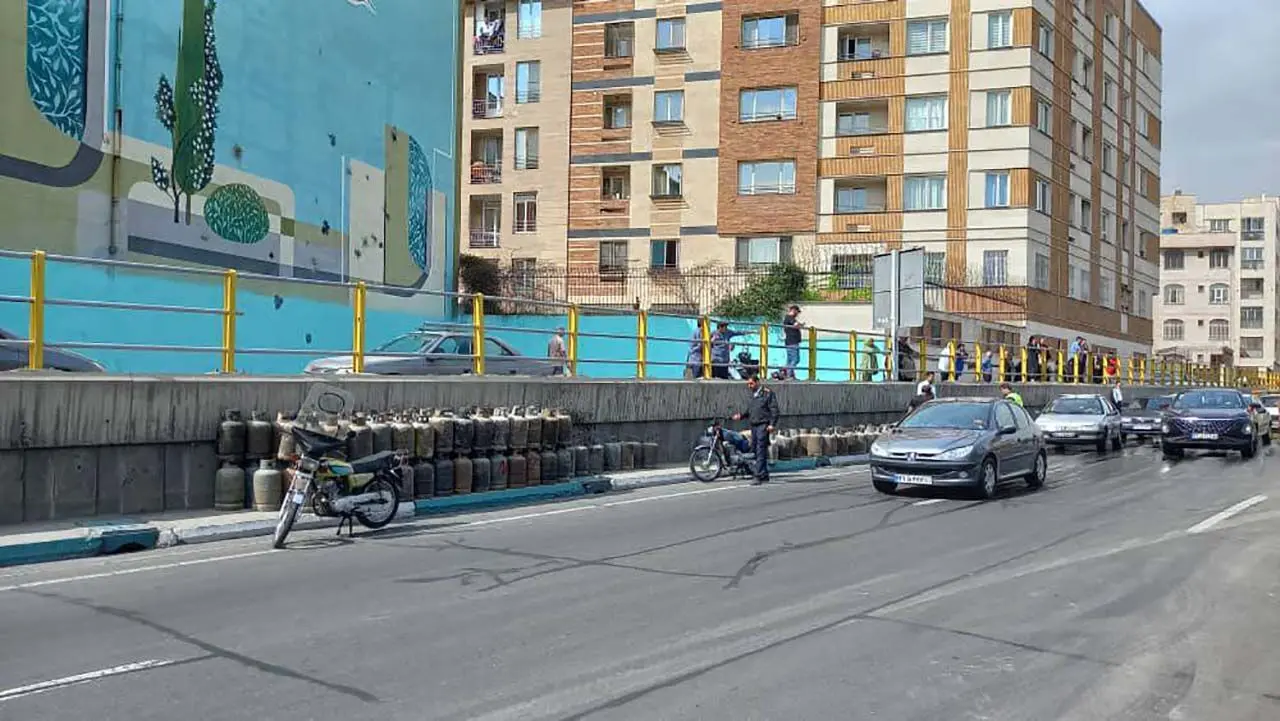 برخورد کامیون کپسول‌های گاز با نرده های بزرگراه امام علی(ع) / راننده جانش را از دست داد