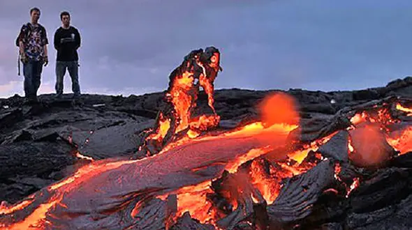بازی وحشتناک با آتش ! + فیلم مخوف ترین گردشگری اینجاست ! / خطر ذوب شدن !