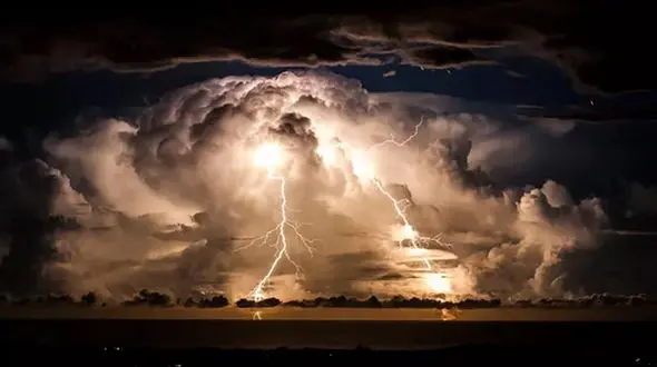 توصیه های ایمنی در برابر صاعقه و طوفان 