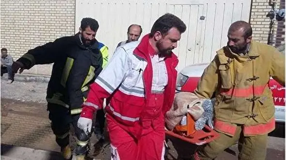 سقوط تلخ 4 کارگر جوان با آسانسور مرگ در صوفیان/ پدر یک شبه داغدار 2 پسرش شد