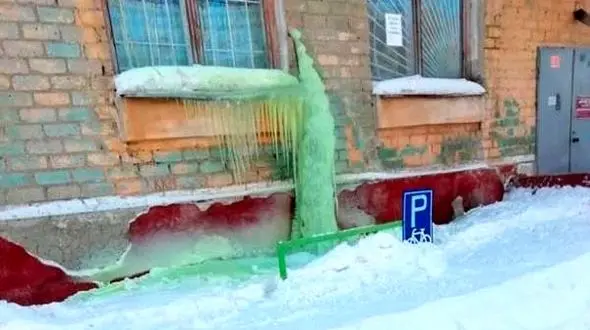 وحشت مردم از بارش برف عجیب /  رنگ این برف سفید نیست+ تصاویر