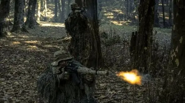 عکس‌های جذاب از تمرین یگان ویژه فاتحین در میان جنگل و مرداب