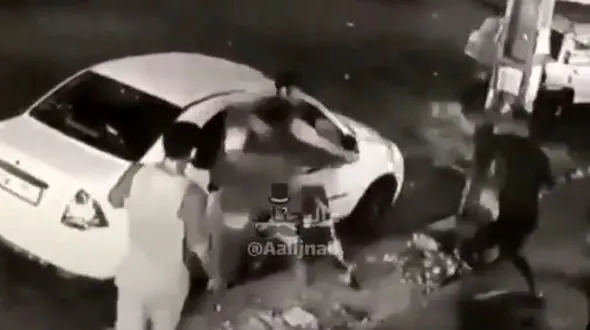 فیلم حمله با قمه و شمشیر به قهرمان بوکس ایران در کرج / ببینید