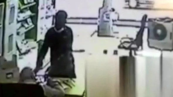 فیلم لحظه سرقت گوشی موبایل مغازه دار خواب آلود تهرانی