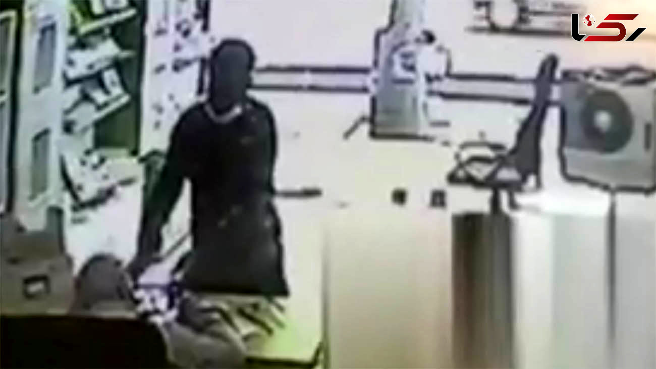 فیلم لحظه سرقت گوشی موبایل مغازه دار خواب آلود تهرانی