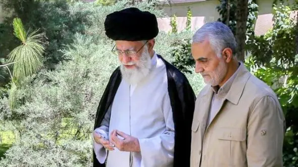 عکس / سفر به تاریخ؛ کوهپیمایی رهبر انقلاب همراه با سردار سلیمانی در کرمان؛ سال 1384