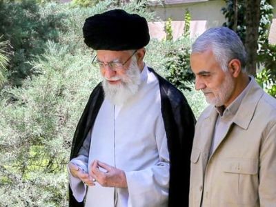 عکس / سفر به تاریخ؛ کوهپیمایی رهبر انقلاب همراه با سردار سلیمانی در کرمان؛ سال 1384