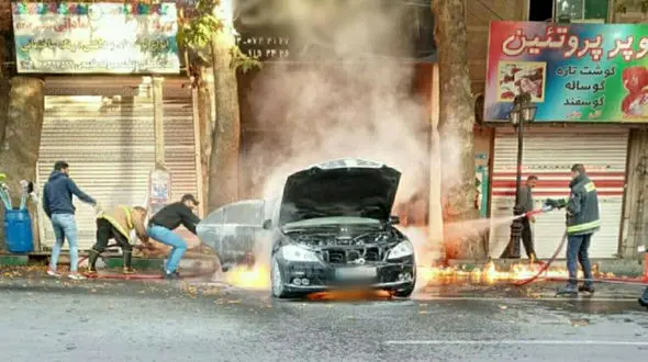  آتش سوزی یک لوکس فروشی خودرو در بلوار معلم مشهد