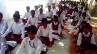 دانش آموزان این مدرسه با هر دو دست مشق می نویسند + فیلم