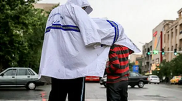 اقدام زیبای پلیس سراوانی در روز بارانی +عکس
