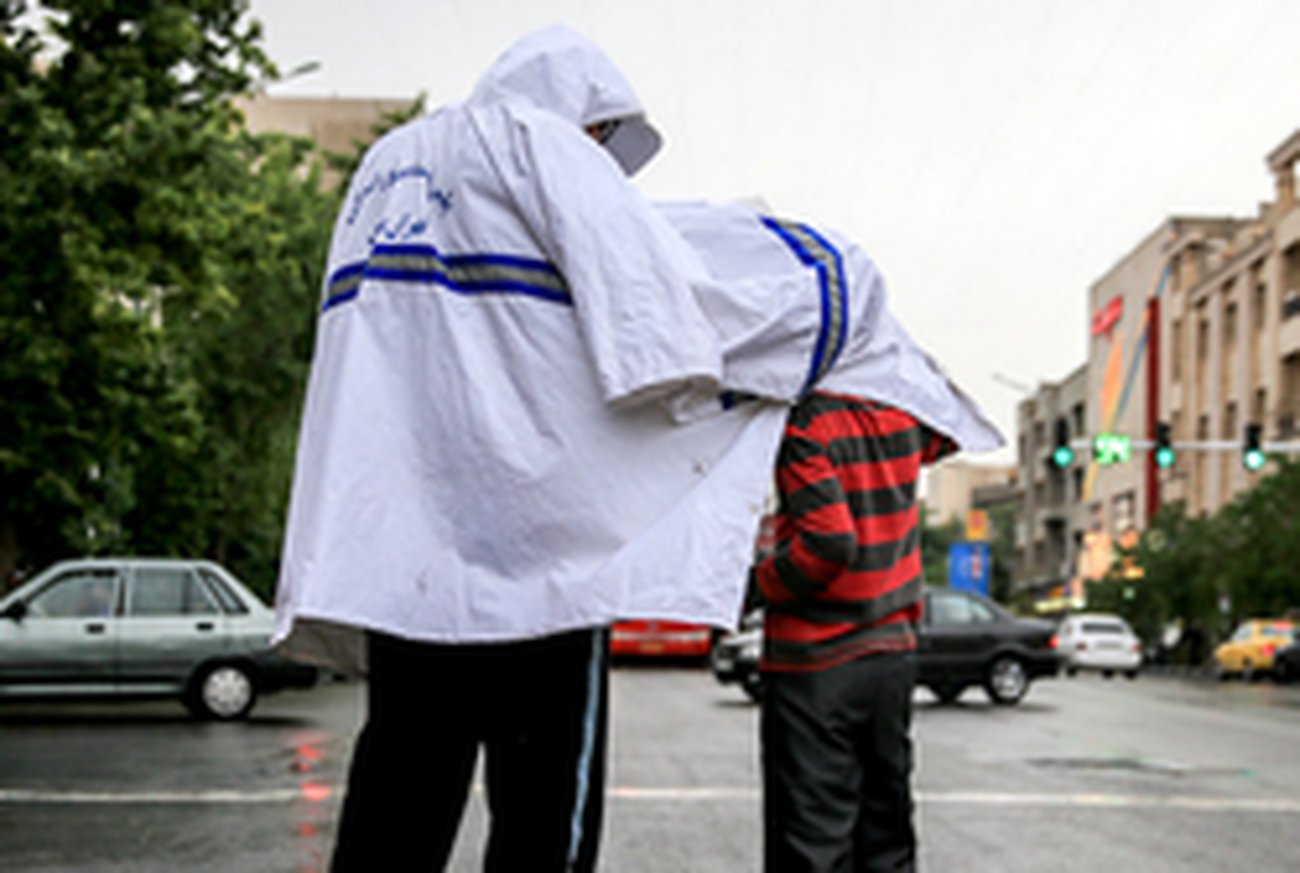 اقدام زیبای پلیس سراوانی در روز بارانی +عکس
