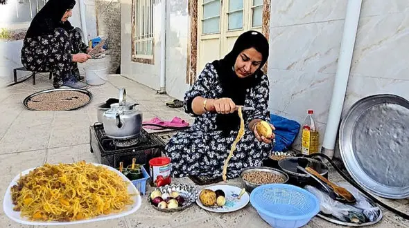 طرز تهیه غذای روستایی ایرانی: ماکارونی با سویا و سیب زمینی + فیلم