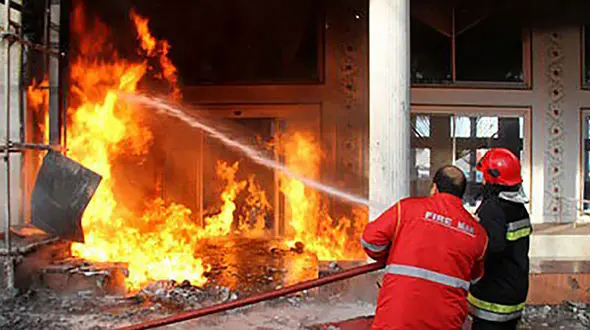 عملیات ویژه برای 2 حادثه آتشین در جنوب و شمال تهران / نجات یک زن از محاصره آتش