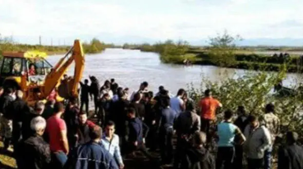 غرق شدن 5 نفر در پیکان وانت / در صومعه سرا رخ داد + عکس 