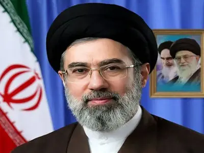 عکس/ قیمت و مارک  کفش های  اسپورت آیت الله مجتبی خامنه‌ای رهبری ایران  کنار برادر سعید جلیلی مقام ارشد صدا و سیما ! 