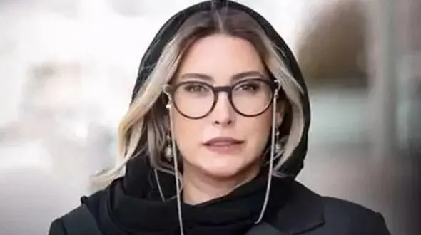 عکس سفر در زمان /  فریبا نادری با شوهر اولش کنار مادر و خواهر زیبایش در رستوران ..