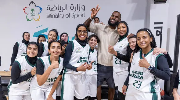 برنامه ویژه عربستانی ها برای پادشاه بسکتبال/ تمرین لبرون جیمز با دختران و پسران در ریاض + عکس و فیلم