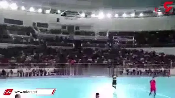  تشویق عادل فردوسی‌پور ‌با ورود محمد حسین میثاقی به سالن ورزشی + فیلم