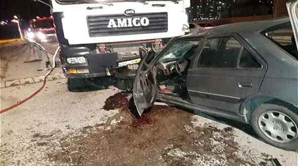 برخورد شاخ به شاخ پژو پارس و بونکر بتون در بزرگراه همت+عکس