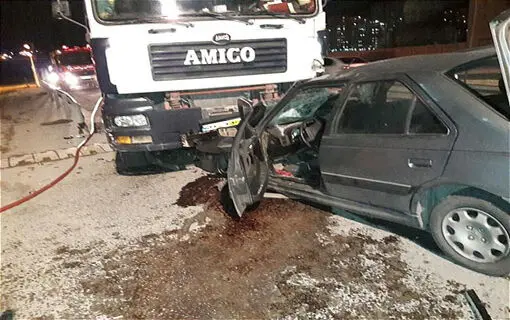برخورد شاخ به شاخ پژو پارس و بونکر بتون در بزرگراه همت+عکس