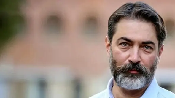 تغییر چهره پارسا پیروفر با  ریش پروفسوری و موی چتری اصلا قابل شناسایی نبود/ چقد عجیب شده ! +عکس