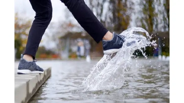 با این کفش ضد آب در زمستان پاهایتان ایمن است