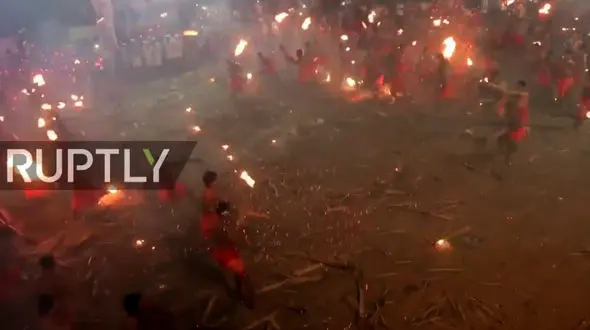 رسم عجیب و خطرناک پرتاب کردن  آتش به سمت یکدیگر + فیلم