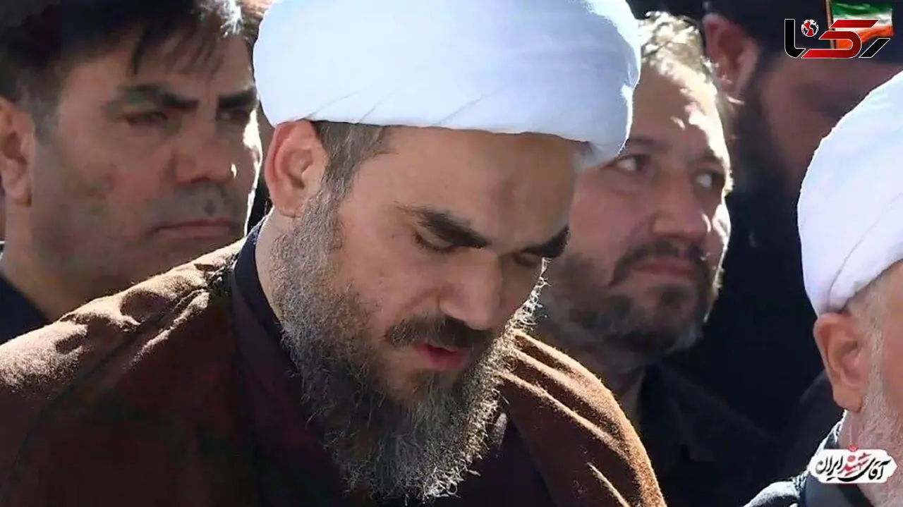 وداع جانگداز پدر نوه آیت الله خامنه ای با پیکر دختر ۱۴ ماهه‌اش در مصلی + فیلم