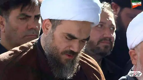 وداع جانگداز پدر نوه آیت الله خامنه ای با پیکر دختر ۱۴ ماهه‌اش در مصلی + فیلم