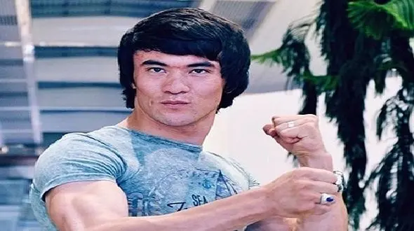 بدل بروسلی کشف شد / او عباس علیزاده است! + عکس باورنکردنی