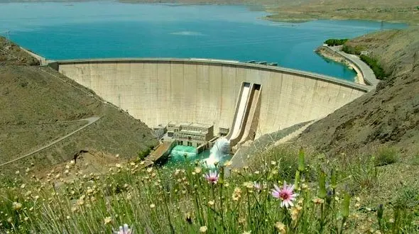  تنها ۱۶ درصد از ظرفیت سد زاینده‌رود دارای آب است 