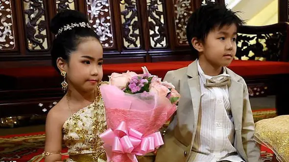 ازدواج دوقلوهای 6 ساله با یکدیگر + عکس